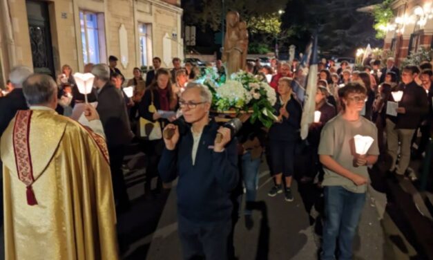 PROCESSION MARIALE POUR LA FRANCE