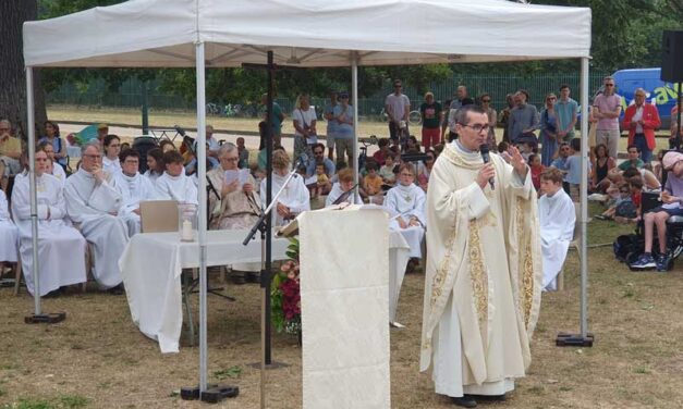 Soleil voilé et émotion palpable à la messe de la Marguerite
